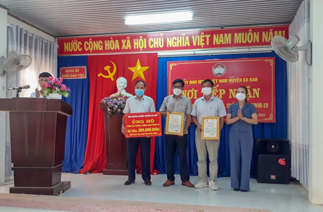 Hội Doanh nghiệp huyện Ea Kar góp ủng hộ Quỹ phòng, chống dịch COVID-19.