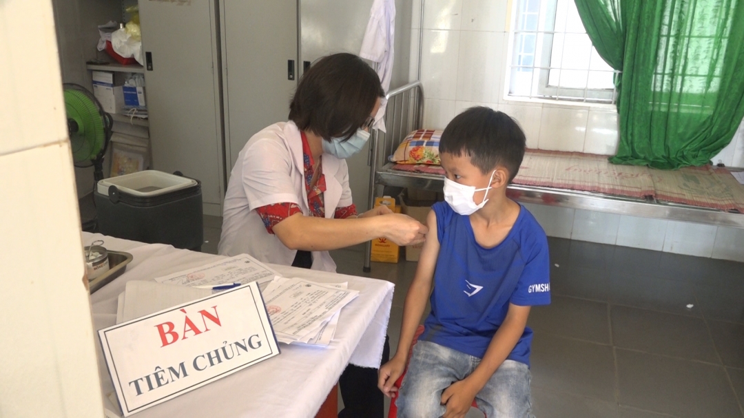 Một em nhỏ được tiêm vắc xin Uốn ván - Bạch hầu