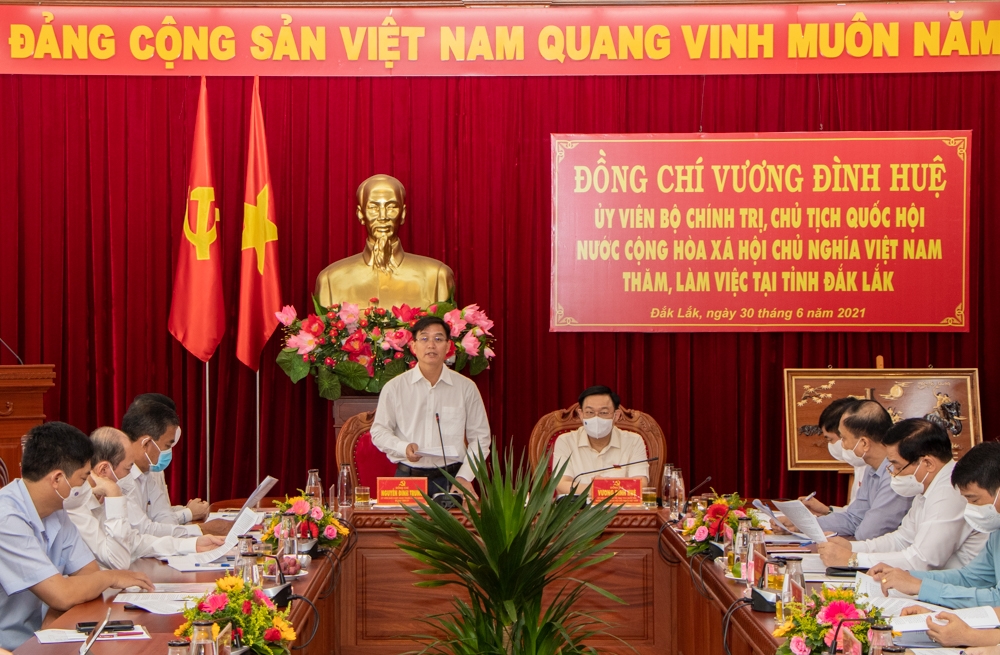 Đồng chí Nguyễn Đình Trung báo cáo tình hình phát triển kinh tế-xã hội của tỉnh.