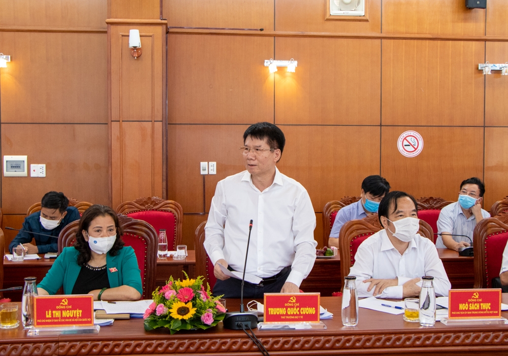 Thứ trưởng Bộ Y tế Trương Quang Cương phát biểu tại buổi làm việc. Ảnh: H.Gia