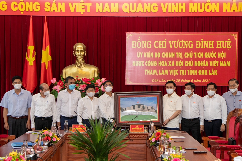 Chủ tịch Quốc hội Vương Đình Huệ tặng quà lưu niệm cho tỉnh Đắk Lắk.