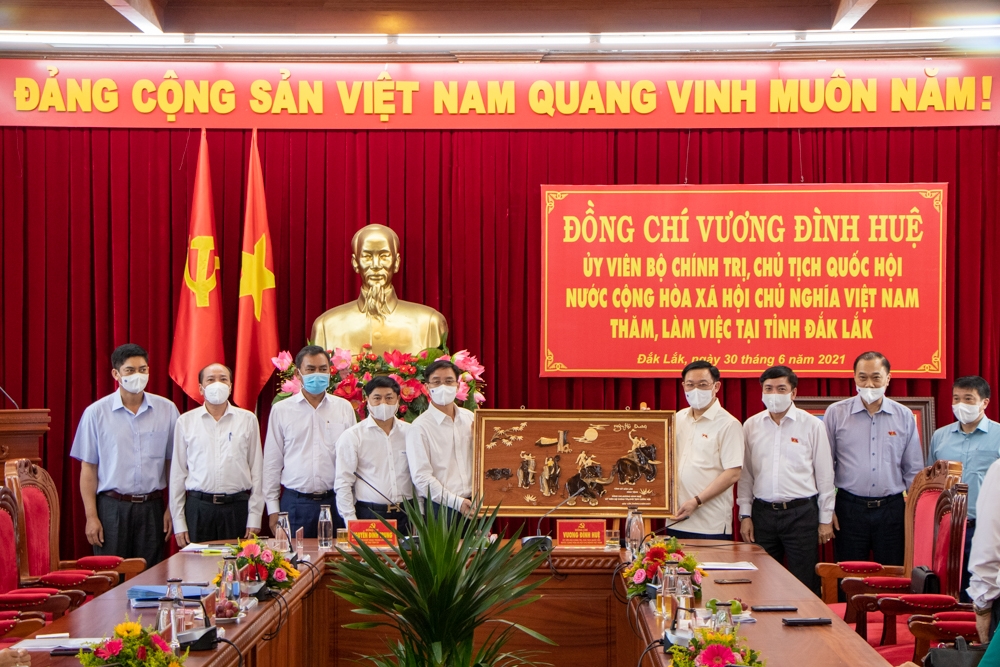 Tỉnh ủy Đắk Lắk tặng quà lưu niệm cho Chủ tịch Quốc hội Vương Đình Huệ. 