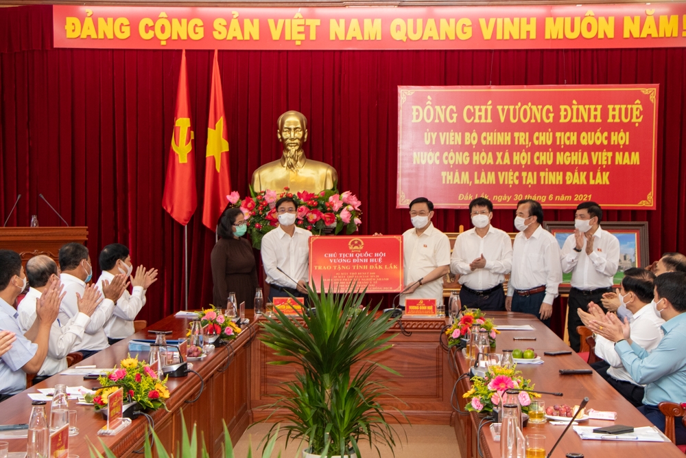 Đồng chí Vương Đình Huệ trao tặng trang thiết bị phòng, chống dịch COVID-19 cho tỉnh Đắk Lắk.