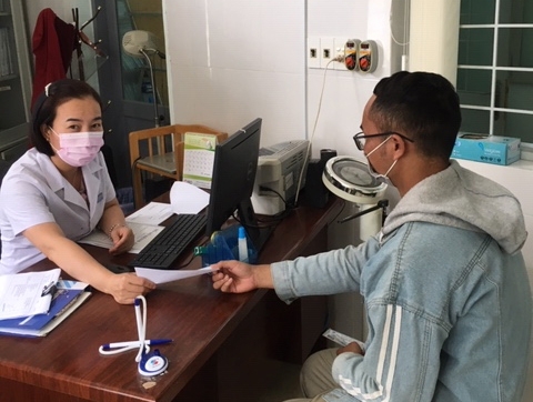 Bệnh nhân MSM nhận kết quả xét nghiệm tại Khoa Phòng, chống HIV/AIDS - Trung tâm Kiểm soát bệnh tật tỉnh. 