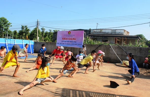 Các học viên khởi động trước khi vào hồ bơi.