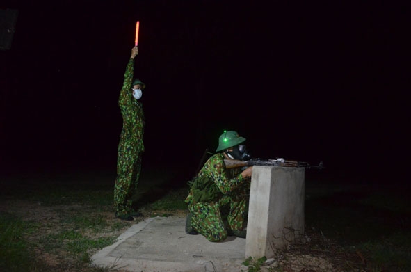 Bộ đội thực hành nội dung bắn súng Tiểu liên AK bài 2 ban đêm.