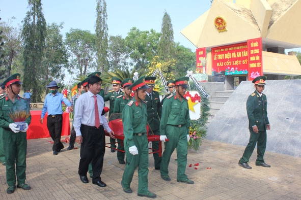 Lễ truy điệu và an táng hài cốt liệt sĩ được tìm thấy trên địa bàn huyện Ea Súp vào tháng 3-2021.  