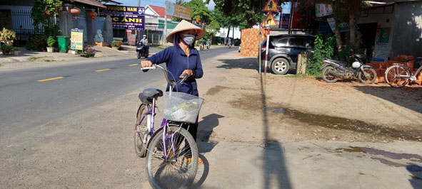 Bà Lê Thị Phương đạp xe đến từng  hộ dân vận động  hỗ trợ bà con khu vực phong tỏa.
