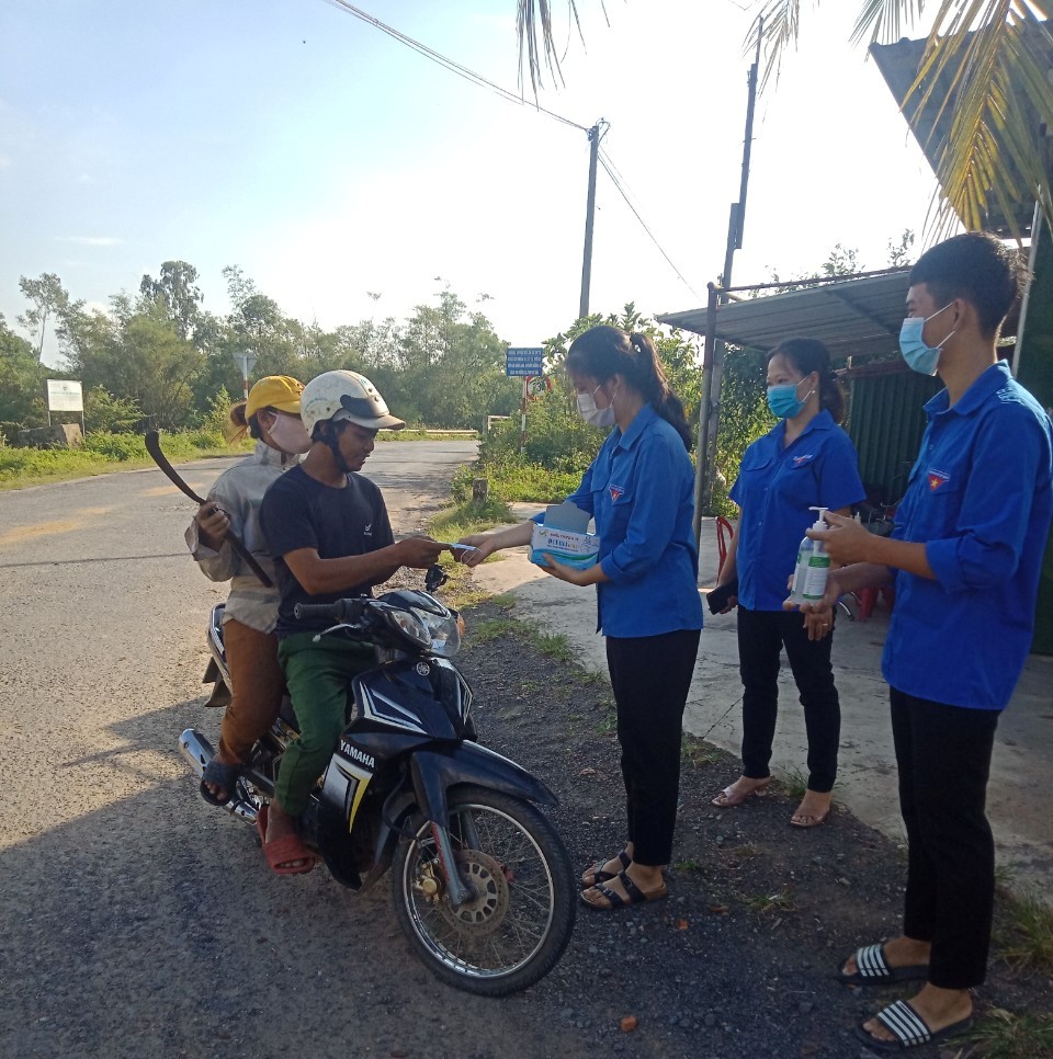 Lực lượng đoàn viên thanh niên phát khẩu trang cho người dân.