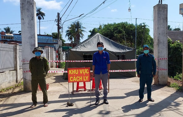 Các lực lượng làm nhiệm vụ tại khu vực phong tỏa cách ly y tế buôn Dranh A, xã Đắk Liêng, huyện Lắk. 