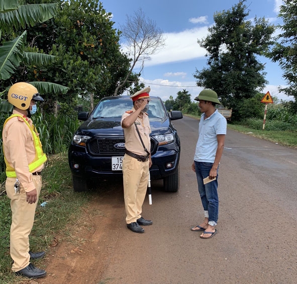 Lực lượng CSGT huyện Krông Năng kiểm tra hành chính người điều khiển phương tiện giao thông trên địa bàn.