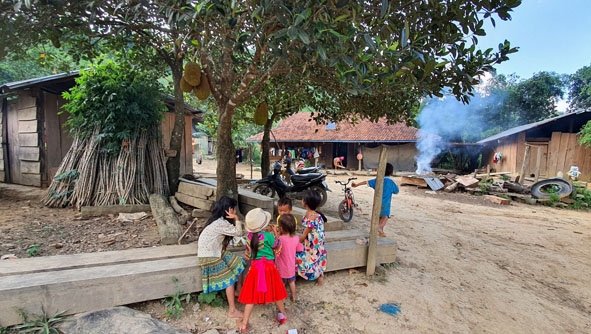 Hiện hơn 20 hộ đồng bào Mông ở đội 5, thôn Ea Bar của xã Cư Pui, định cư từ năm 1997, cuộc sống còn rất khó khăn.