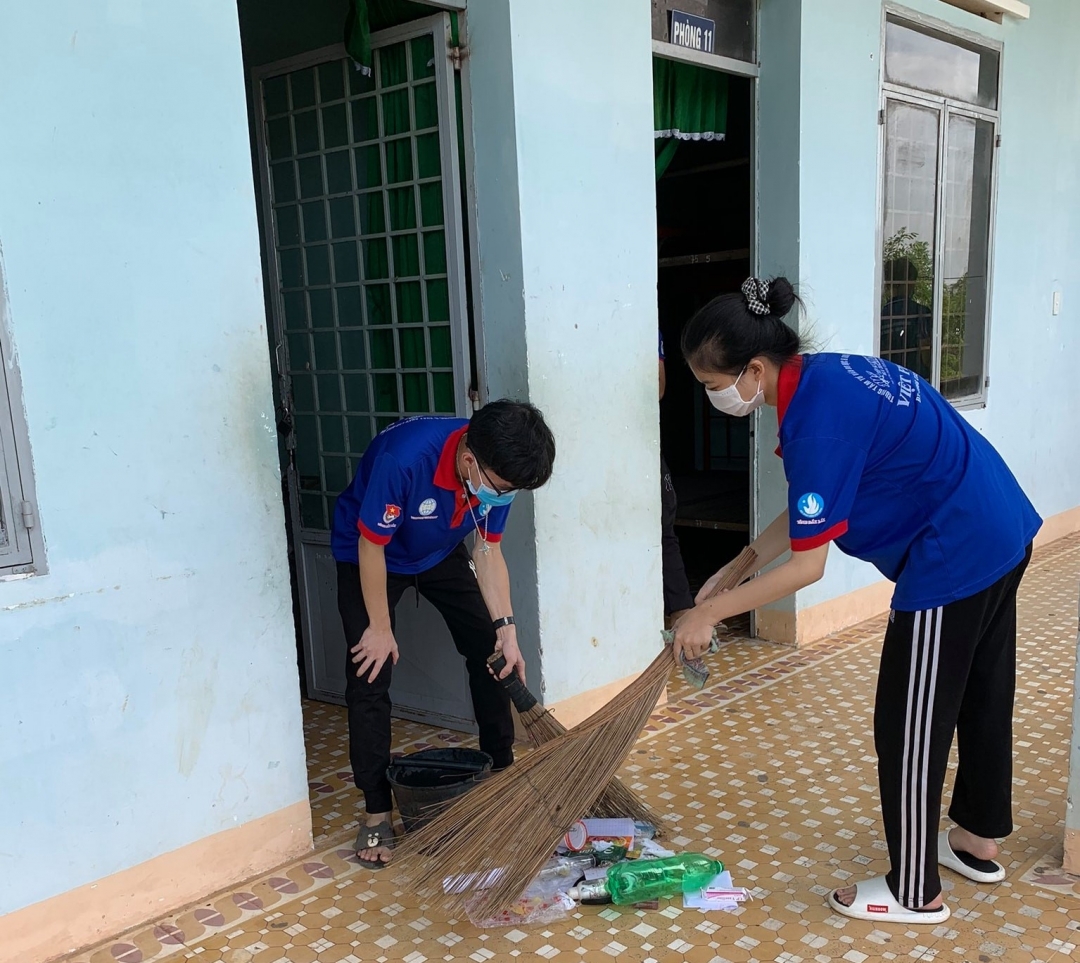 Thanh niên tình nguyện huyện Ea Súp dọn vệ sinh khu vực lưu trú miễn phí cho thí sinh