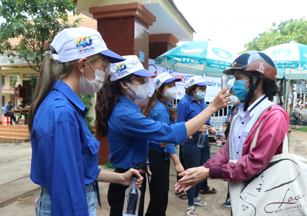 Thực hiện công tác phòng, chống dịch COVID-19 tại điểm thi Trường THPT Hồng Đức (TP. Buôn Ma Thuột)