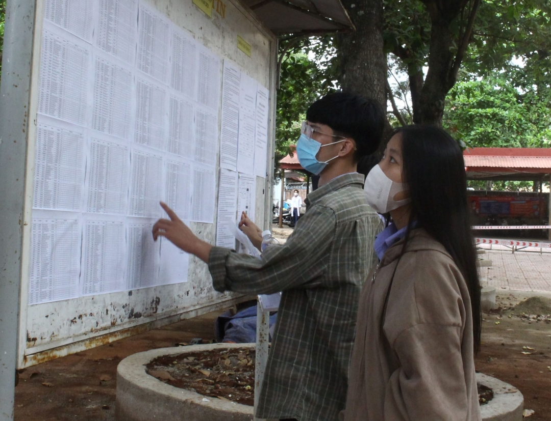 Thí sinh tìm hiểu danh sách phòng thi.