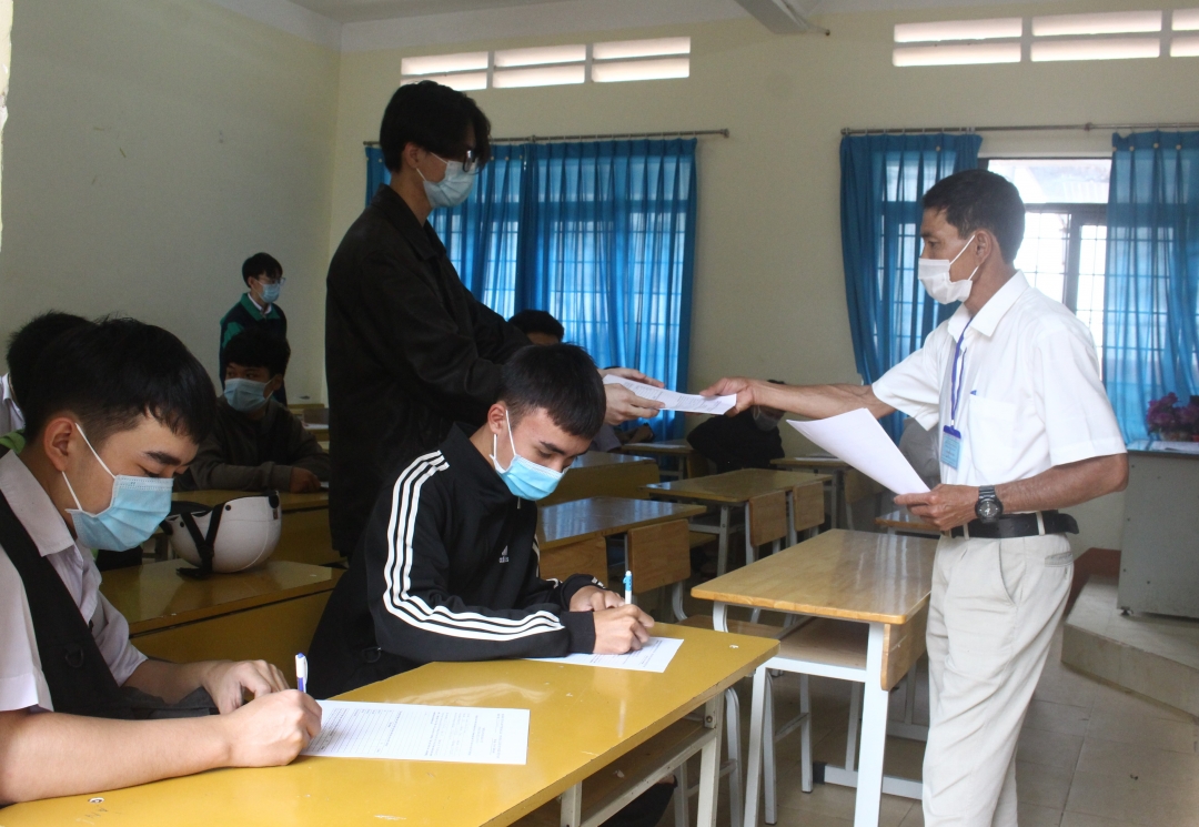 Hướng dẫn thí sinh làm thủ tục thi.