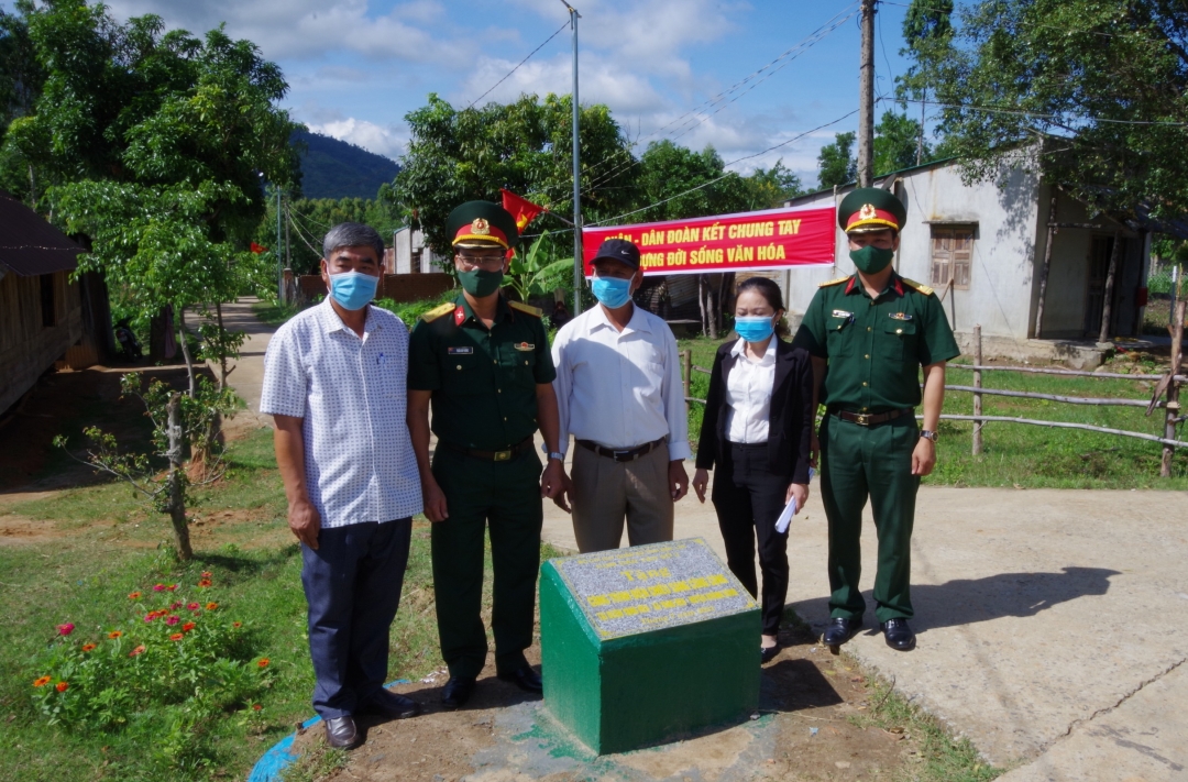 Đại diện các đơn vị, địa phương khánh thành công trình đường điện chiếu sáng