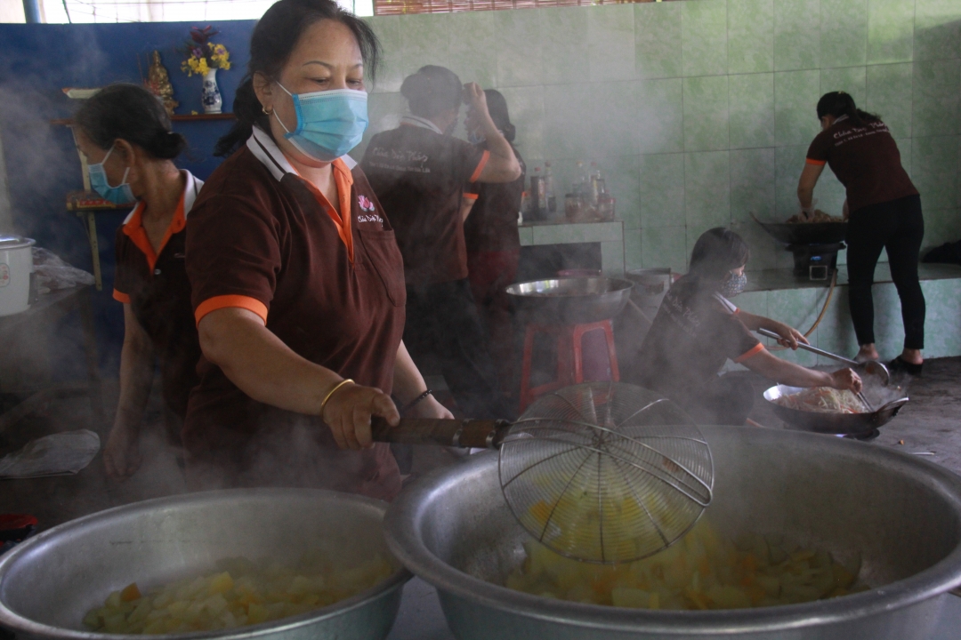 Đầu bếp chế biến món ăn