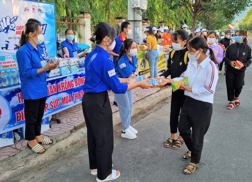Lực lượng thanh niên tình nguyện phát nước miễn phí cho thí sinh tại điểm thi Trường THPT Krông Bông.