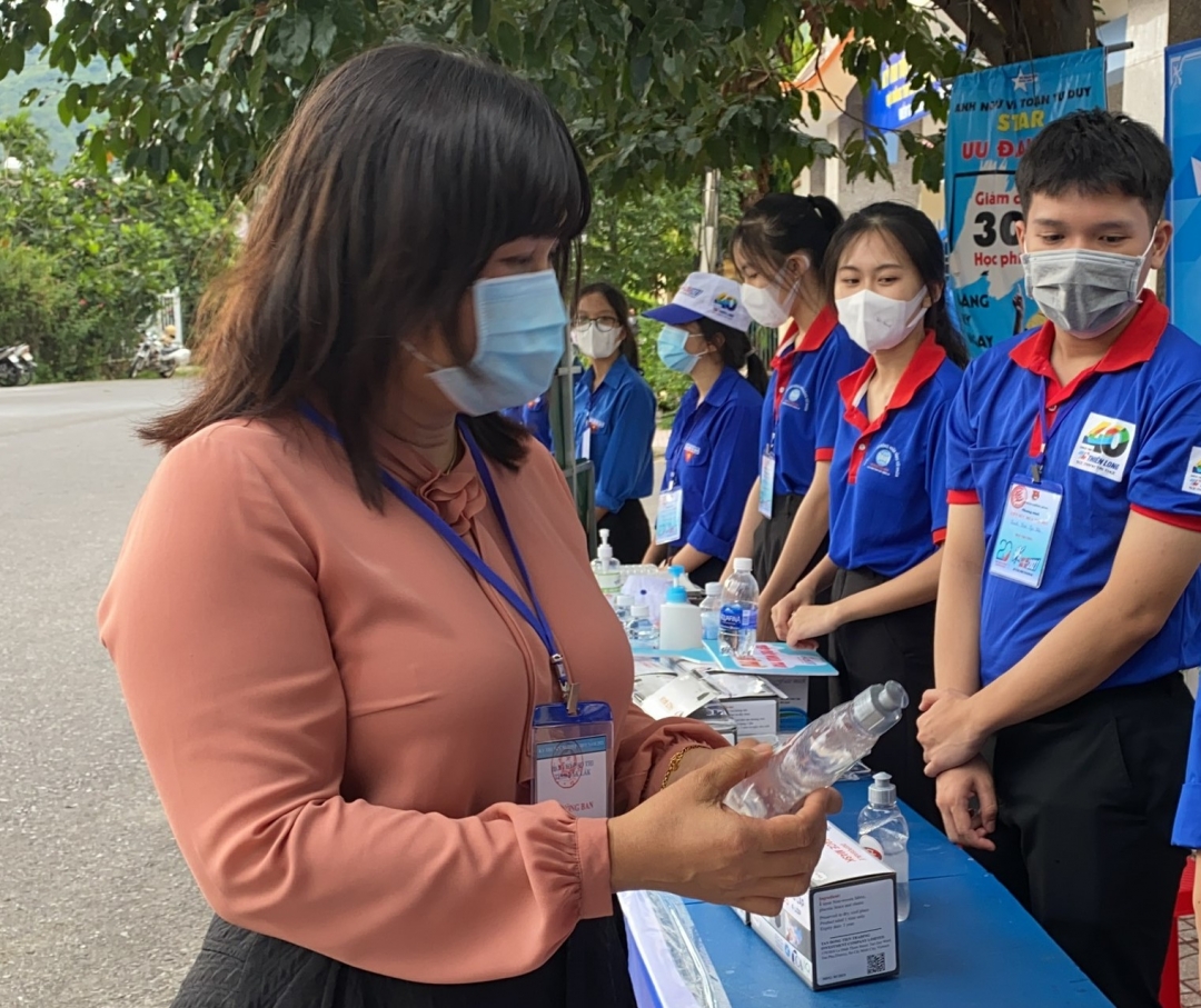 Phó Chủ tịch UBND tỉnh, Trưởng Ban Chỉ đạo Kỳ thi HYim Kđoh động viên lực lượng Tiếp sức mùa thi tại điểm thi Trường THPT Krông Bông.