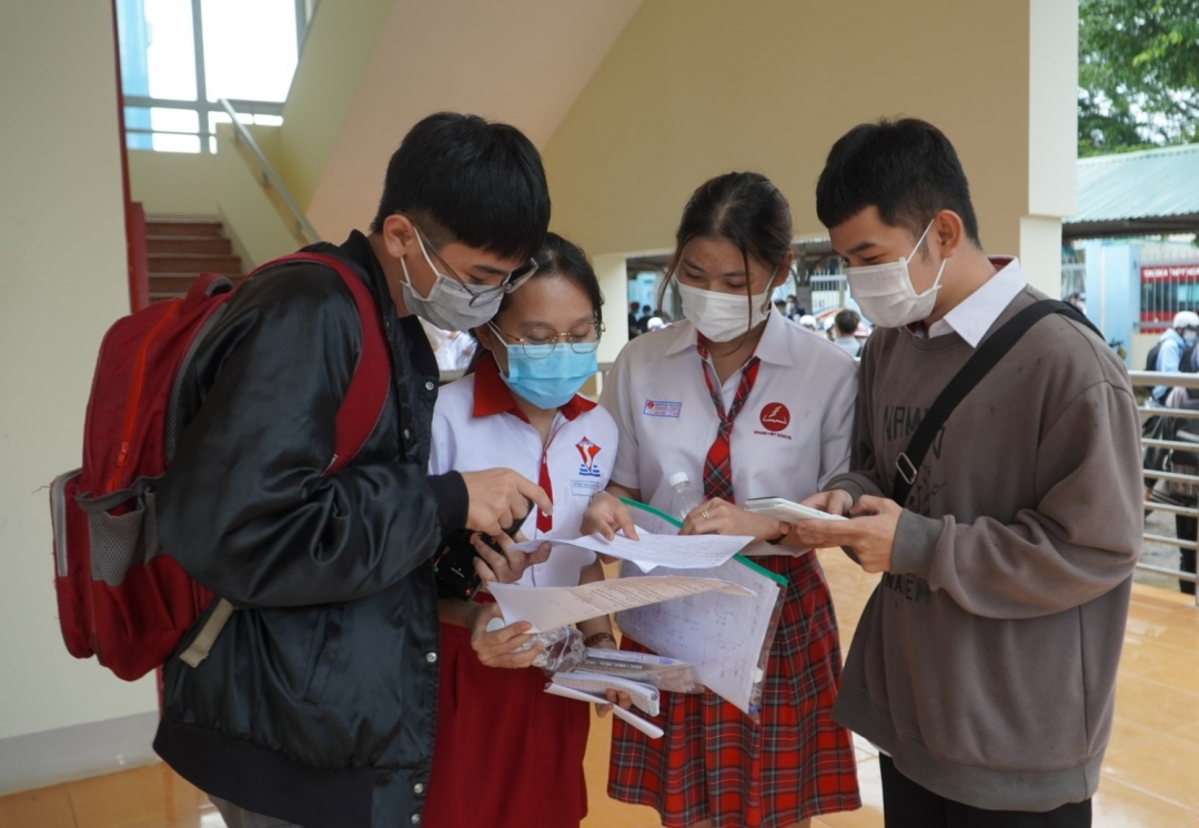 Thí sinh trao đổi về bài thi sau khi kết thúc môn Toán tại điểm thi Trường THPT Chuyên Nguyễn Du.