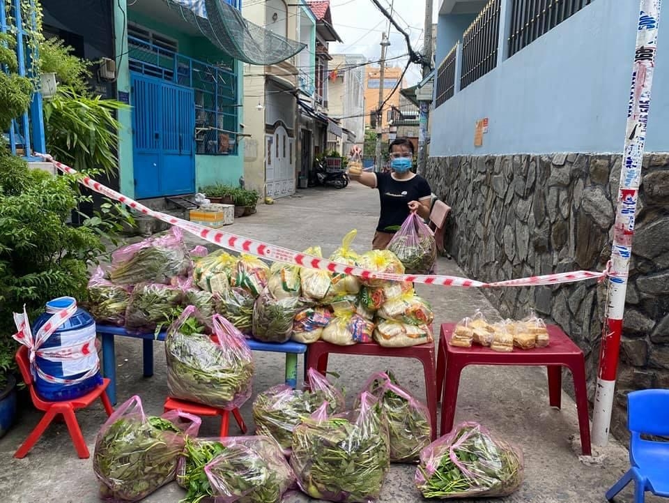 Bạn Viên Hy vận động quyên góp hỗ trợ một số thực phẩm tiếp tế cho người dân khu vực phong tỏa ở TP. Hồ Chí Minh. Ảnh nhân vật cung cấp   