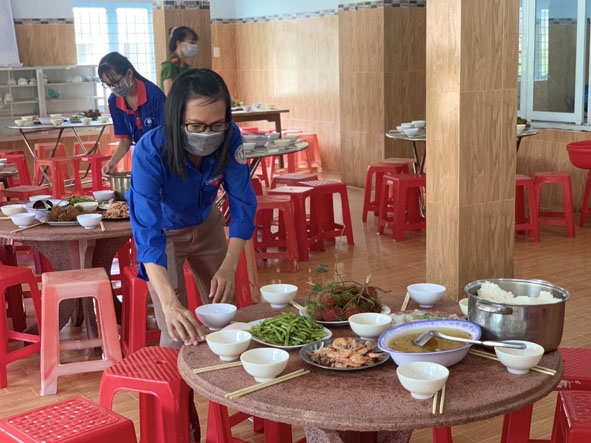 Thanh niên tình nguyện chuẩn bị bữa ăn cho thí sinh tại bếp ăn Trường Dân tộc nội trú THCS Lắk.
