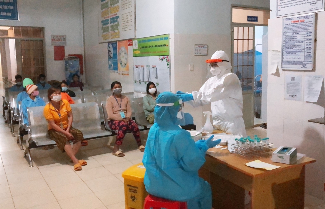 Trung tâm Kiểm soát bệnh tật tỉnh lấy mẫu xét nghiệm SARS-CoV-2 cho người bệnh và người nhà chăm bệnh tại Trung tâm Y tế huyện Lắk sau khi ghi nhận ca bệnh COVID-19 là nhân viên y tế tại địa phương này. 