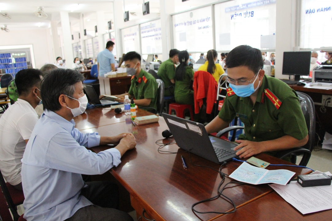 Công dân huyện Krông Pắc làm Căn cước công dân tại Bộ phận hành chính công của huyện