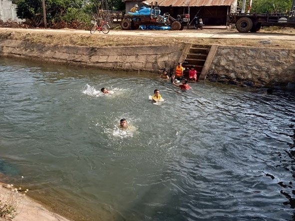 Các em nhỏ tắm kênh tại khu vực thôn 1, xã Ea Bung, không có sự giám sát của người lớn. 