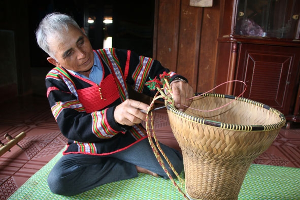 Già làng Y Nguôn Niê ở buôn Drah 1, xã Cư Né (huyện Krông Búk) hoàn thiện chiếc gùi để kịp giao cho khách. 