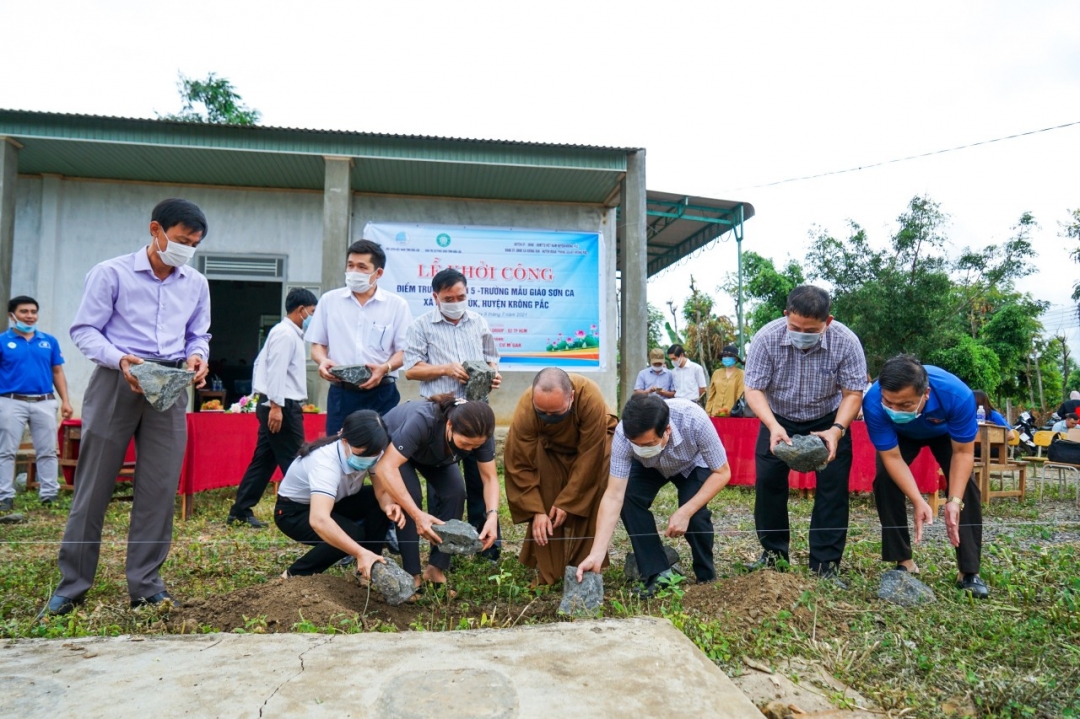 Đại diện các bên liên quan đặt đá khởi công công trình