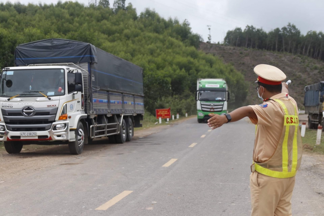 Tất cả các xe chạy tuyến Khánh Hòa - Đắk Lắk đều phải dừng tại Chốt để khai báo y tế và xét nghiệm SARS-CoV-2