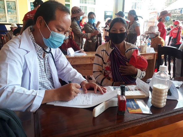 Hội Chữ thập đỏ huyện Krông Pắc phối hợp khám, cấp phát thuốc miễn phí cho người nghèo xã Ea Yiêng.
