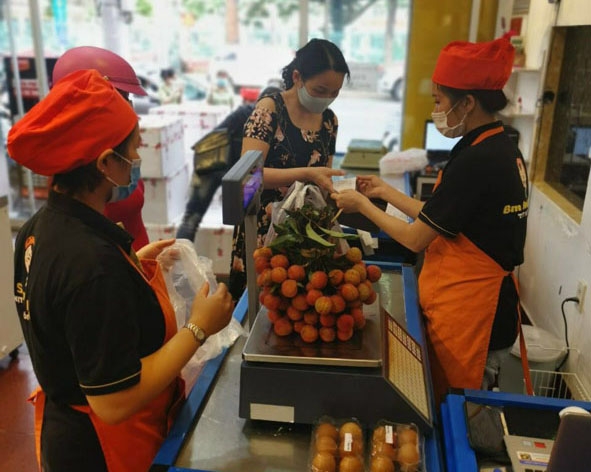 Công ty TNHH Dịch vụ thực phẩm Nụ cười Ban Mê bán vải thiều giúp nông dân tỉnh Bắc Giang. 