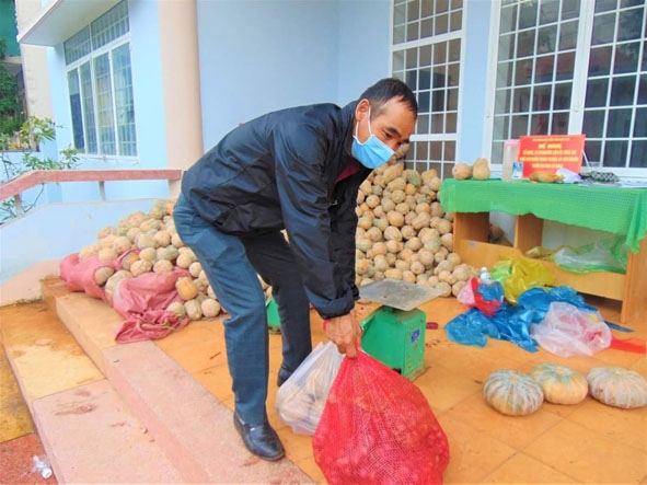Hội Nông dân tỉnh Đắk Lắk tổ chức bán bí đỏ, thúc đẩy tiêu thụ sản phẩm cho nông dân trong tỉnh.