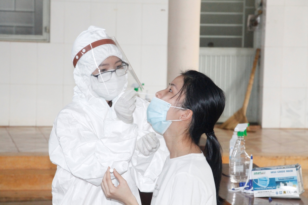Nhân viên y tế lấy mẫu xét nghiệm SARS-CoV-2 cho người dân từ vùng dịch về tỉnh Đắk Lắk.