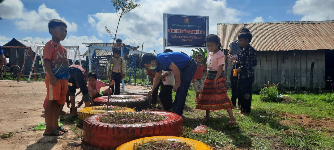 Khu vui chơi mới được bàn giao cho các em thiếu nhi tại xã Cư Kbang, huyện Ea Súp