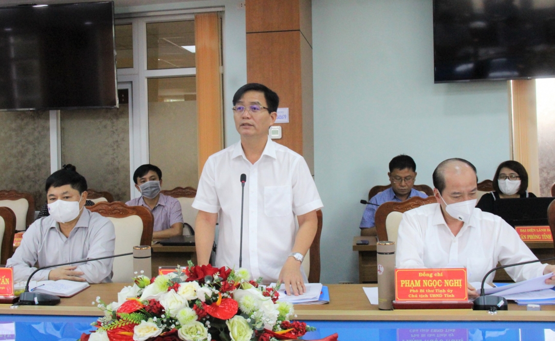 Ủy viên Trung ương Đảng, Bí thư Tỉnh ủy Nguyễn Đình Trung phát biểu tại buổi làm việc. 