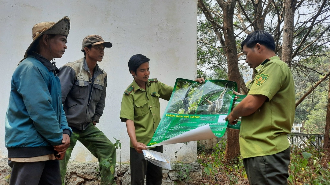 Kiểm lâm Vườn Quốc gia Chư Yang Sin tuyên truyền về công tác quản lý, bảo vệ rừng cho người dân vùng đệm. 