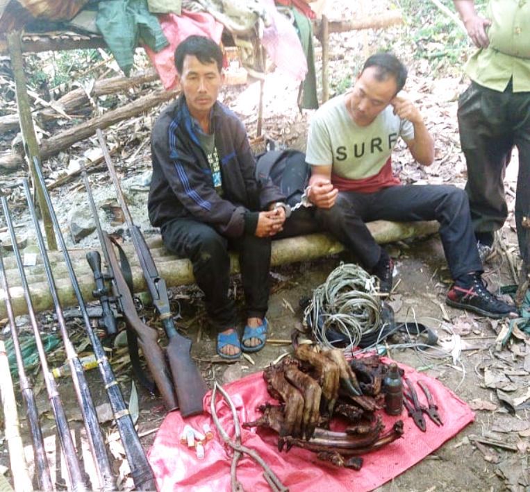 Hai đối tượng săn bắn bị bắt giữ cùng với tang vật là súng, dây bẫy, thịt thú rừng  trong Vườn Quốc gia Chư Yang Sin.   