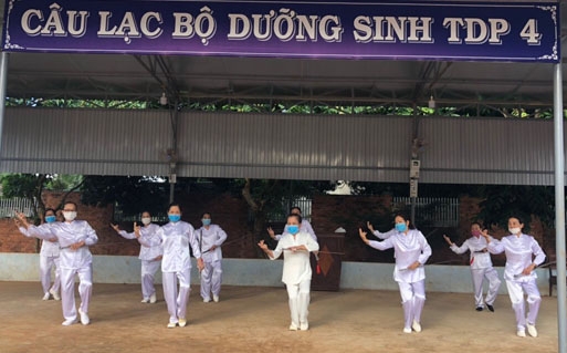 Câu lạc bộ “Liên thế hệ tự giúp nhau” khối 4, thị trấn Quảng Phú huyện Cư M'gar tập dưỡng sinh nâng cao sức khoẻ.