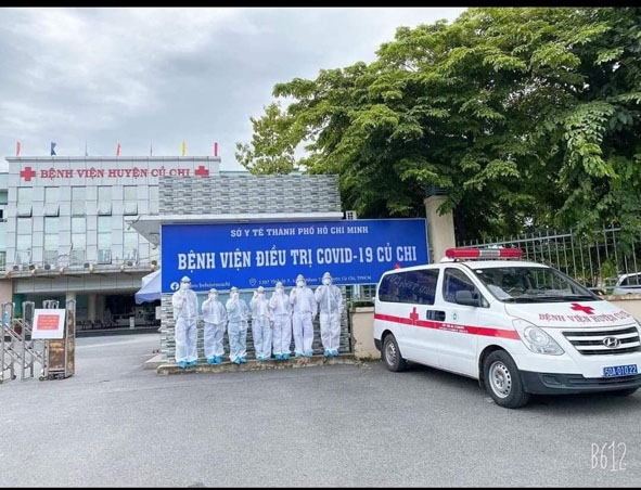 Bác sĩ Lưu Anh Minh và các đồng nghiệp trước Bệnh viện điều trị COVID-19 Củ Chi.   (Ảnh: Nhân vật cung cấp)