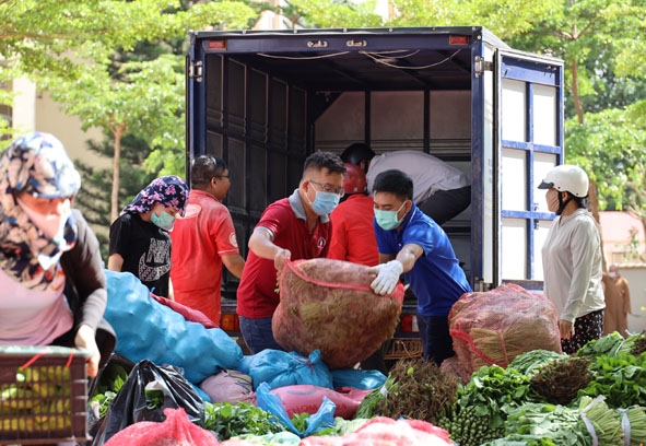 Người dân Đắk Lắk quyên góp rau quả, thực phẩm gửi tặng người dân TP. Hồ Chí Minh trong mùa dịch. Ảnh: Hoàng Gia