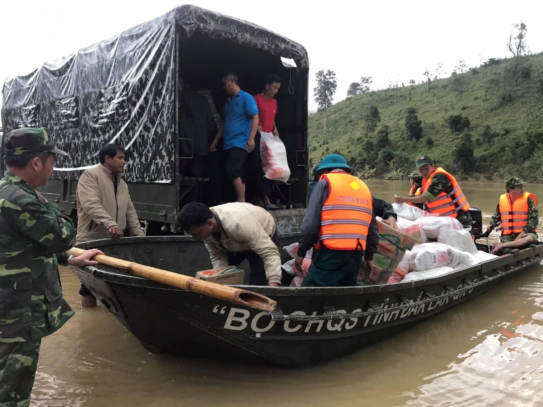 Ban CHQS huyện M'Drắk hiệp đồng với các lực lượng cứu trợ lương thực cho người dân bị cô lập trong mùa mưa bão năm 2020.   