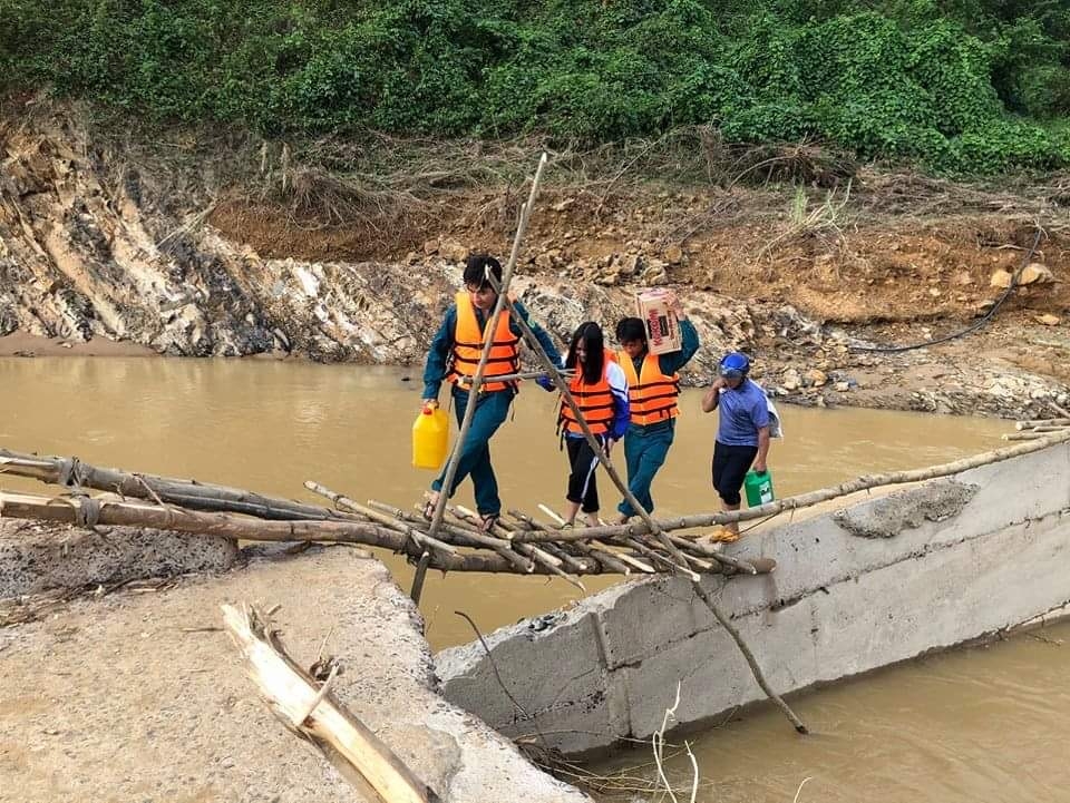 Lực lượng Quân sự xã Cư Króa giúp dân khắc phục cầu tạm tại thôn 9 và chốt chặn đưa người dân qua cầu an toàn trong mùa mưa bão năm 2020. 