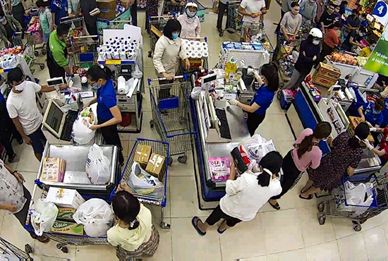 Lượng khách hàng đến mua sắm tại siêu thị Co.opmart tăng cao 