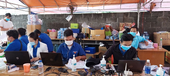 Đoàn viên, thanh niên nhập dữ liệu người từ địa phương khác về tỉnh tại chốt kiểm soát phòng, chống dịch trên Quốc lộ 14 đoạn qua xã Hòa Phú (TP. Buôn Ma Thuột).