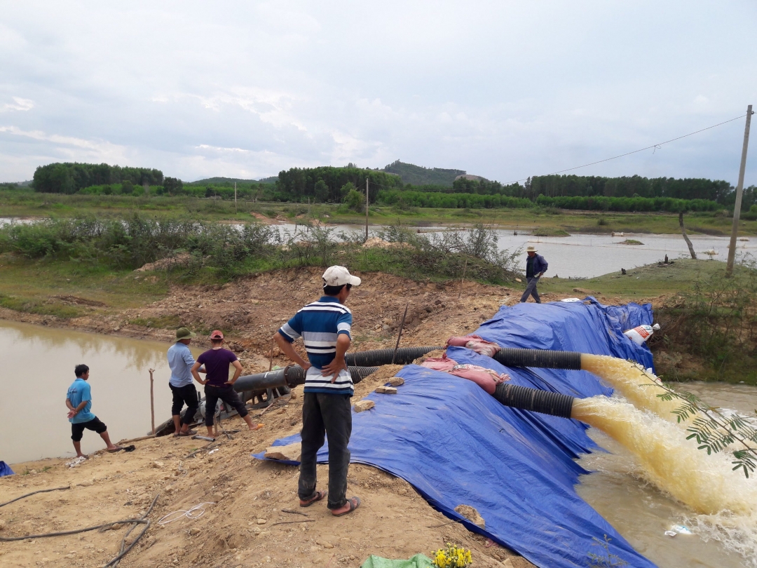Hồ Vụ Bổn (huyện Krông Pắc) đang được nhân viên quản lý công trình bơm tát từ mực nước chết lên kênh để chống hạn cho lúa. 