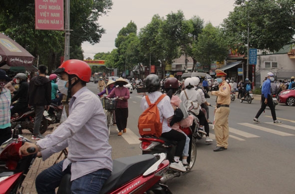 CSGT điều tiết giao thông hỗ trợ thí sinh thi tốt nghiệp THPT năm 2021 tại điểm Trường THPT Nguyễn Công Trứ (thị trấn Phước An). 